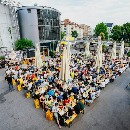 Weltrekordversuch - 600 Biere gleichzeitig einschenken