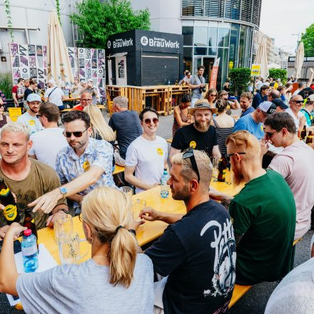 Weltrekordversuch - 600 Biere gleichzeitig einschenken