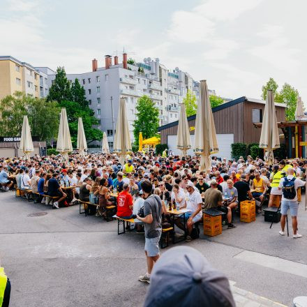 Weltrekordversuch - 600 Biere gleichzeitig einschenken