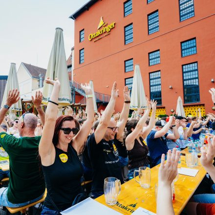 Weltrekordversuch - 600 Biere gleichzeitig einschenken