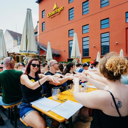 Weltrekordversuch - 600 Biere gleichzeitig einschenken