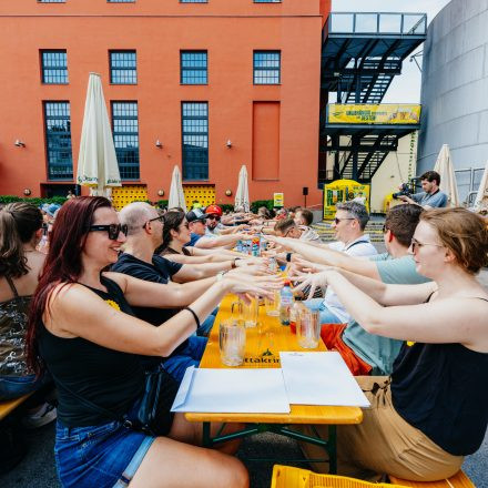 Weltrekordversuch - 600 Biere gleichzeitig einschenken
