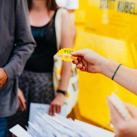 Weltrekordversuch - 600 Biere gleichzeitig einschenken