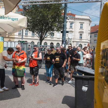 Weltrekordversuch - 600 Biere gleichzeitig einschenken