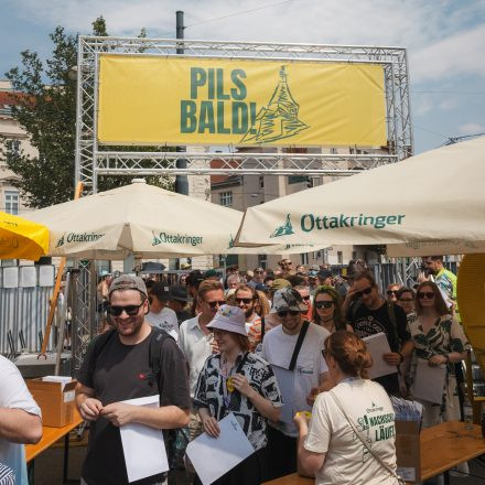 Weltrekordversuch - 600 Biere gleichzeitig einschenken