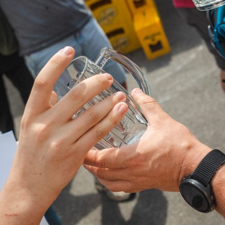 Weltrekordversuch - 600 Biere gleichzeitig einschenken