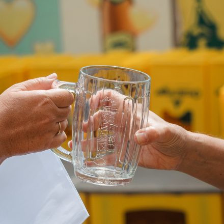 Weltrekordversuch - 600 Biere gleichzeitig einschenken