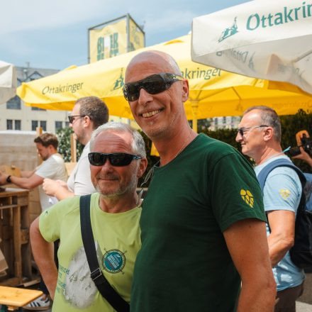 Weltrekordversuch - 600 Biere gleichzeitig einschenken