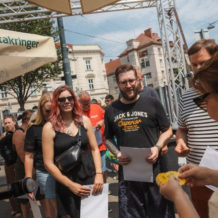 Weltrekordversuch - 600 Biere gleichzeitig einschenken