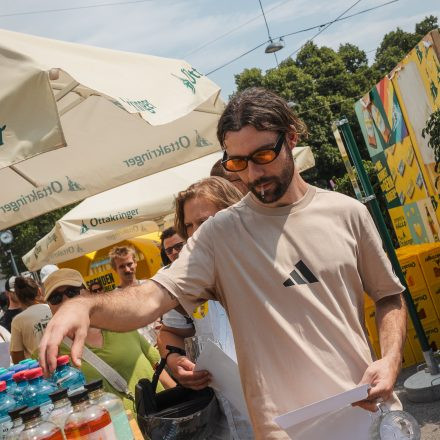 Weltrekordversuch - 600 Biere gleichzeitig einschenken