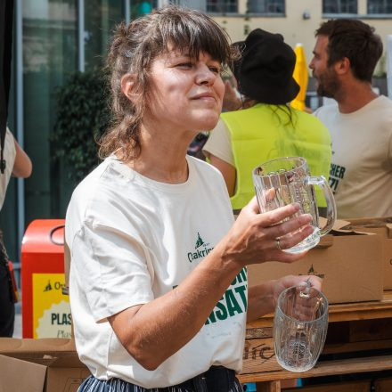 Weltrekordversuch - 600 Biere gleichzeitig einschenken