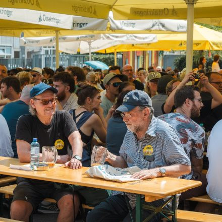 Weltrekordversuch - 600 Biere gleichzeitig einschenken