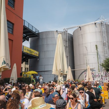 Weltrekordversuch - 600 Biere gleichzeitig einschenken