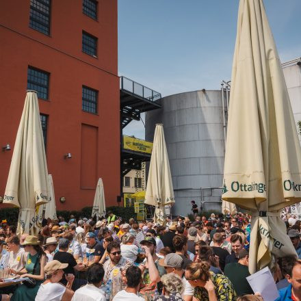 Weltrekordversuch - 600 Biere gleichzeitig einschenken