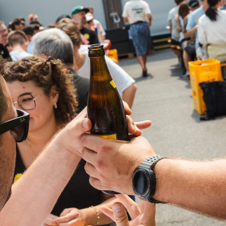 Weltrekordversuch - 600 Biere gleichzeitig einschenken