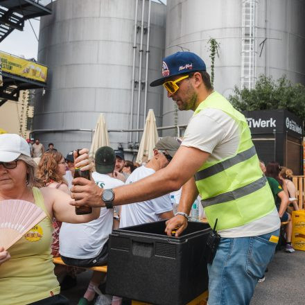 Weltrekordversuch - 600 Biere gleichzeitig einschenken