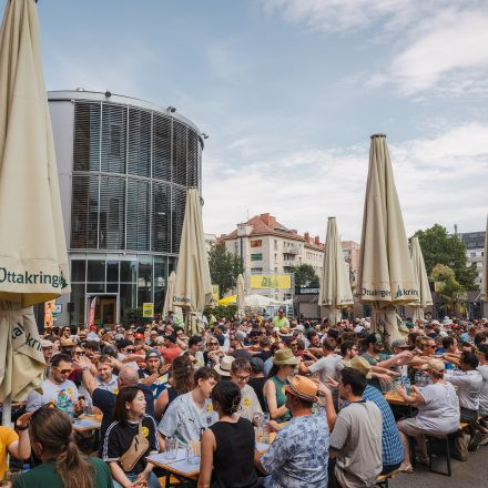 Weltrekordversuch - 600 Biere gleichzeitig einschenken