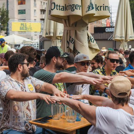 Weltrekordversuch - 600 Biere gleichzeitig einschenken