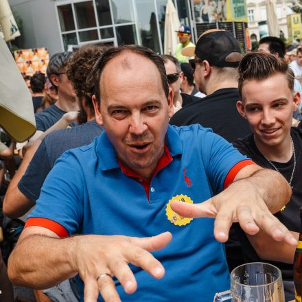 Weltrekordversuch - 600 Biere gleichzeitig einschenken