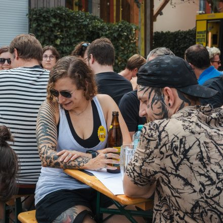 Weltrekordversuch - 600 Biere gleichzeitig einschenken