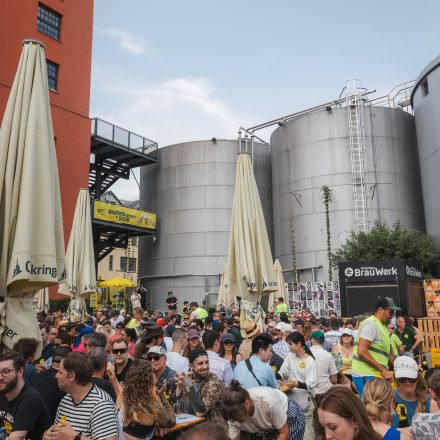 Weltrekordversuch - 600 Biere gleichzeitig einschenken