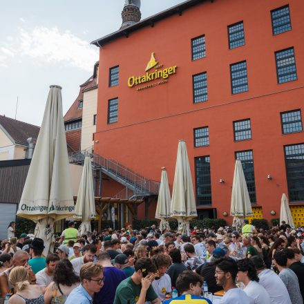 Weltrekordversuch - 600 Biere gleichzeitig einschenken