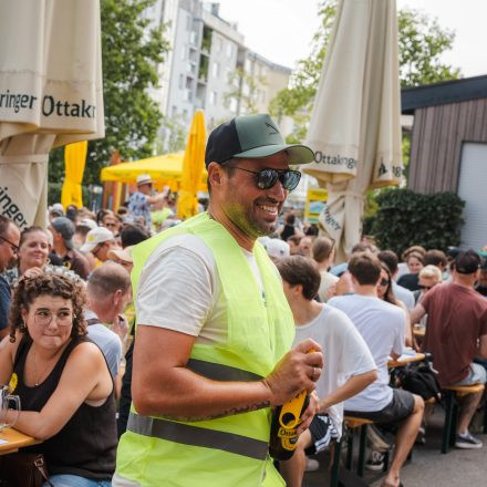 Weltrekordversuch - 600 Biere gleichzeitig einschenken