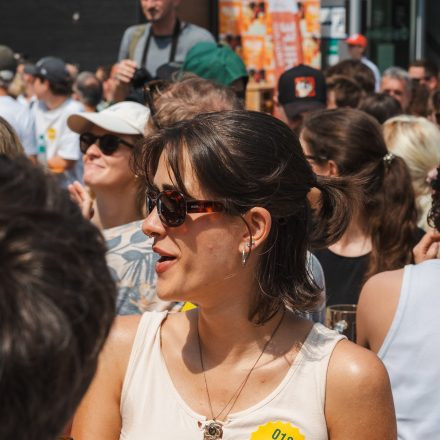 Weltrekordversuch - 600 Biere gleichzeitig einschenken