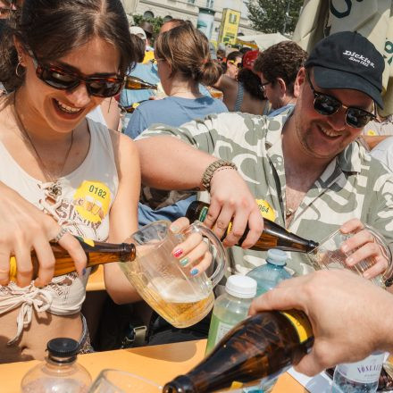Weltrekordversuch - 600 Biere gleichzeitig einschenken