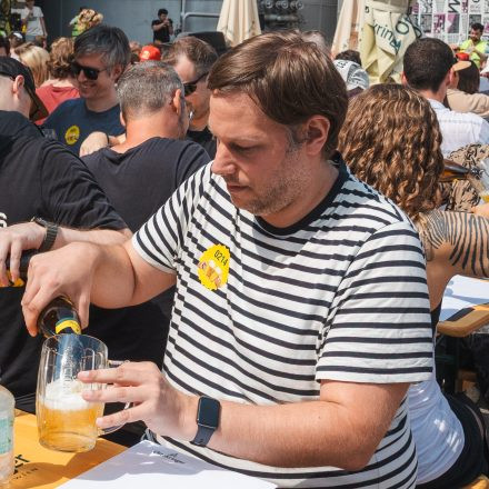 Weltrekordversuch - 600 Biere gleichzeitig einschenken