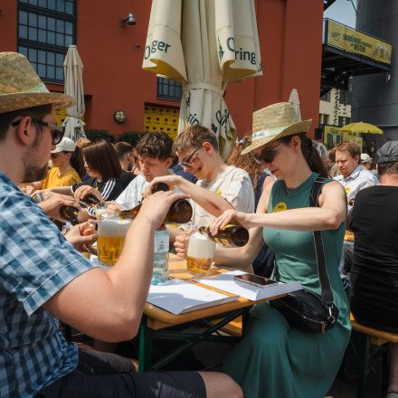 Weltrekordversuch - 600 Biere gleichzeitig einschenken
