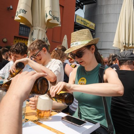 Weltrekordversuch - 600 Biere gleichzeitig einschenken
