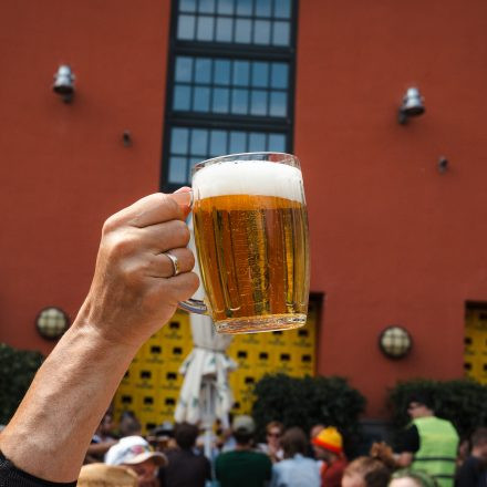 Weltrekordversuch - 600 Biere gleichzeitig einschenken