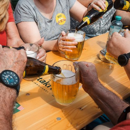 Weltrekordversuch - 600 Biere gleichzeitig einschenken