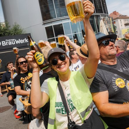 Weltrekordversuch - 600 Biere gleichzeitig einschenken