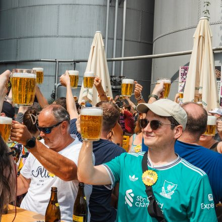 Weltrekordversuch - 600 Biere gleichzeitig einschenken