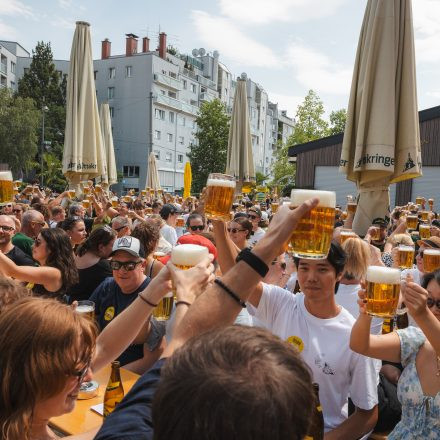 Weltrekordversuch - 600 Biere gleichzeitig einschenken