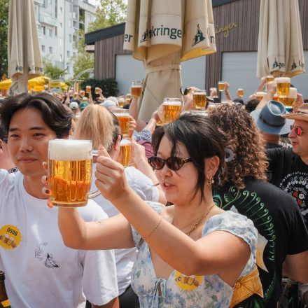 Weltrekordversuch - 600 Biere gleichzeitig einschenken