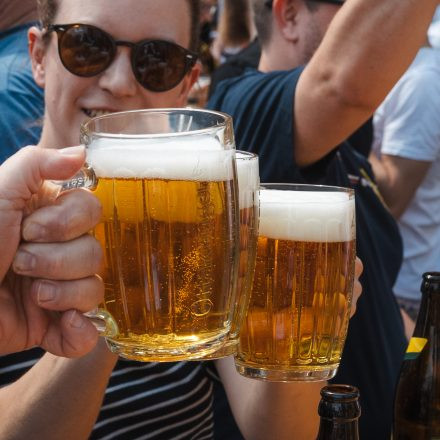 Weltrekordversuch - 600 Biere gleichzeitig einschenken