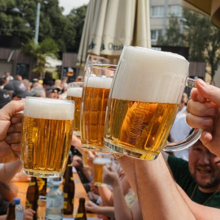 Weltrekordversuch - 600 Biere gleichzeitig einschenken