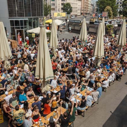 Weltrekordversuch - 600 Biere gleichzeitig einschenken