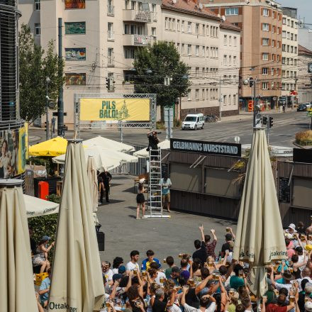 Weltrekordversuch - 600 Biere gleichzeitig einschenken