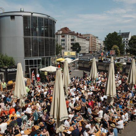 Weltrekordversuch - 600 Biere gleichzeitig einschenken