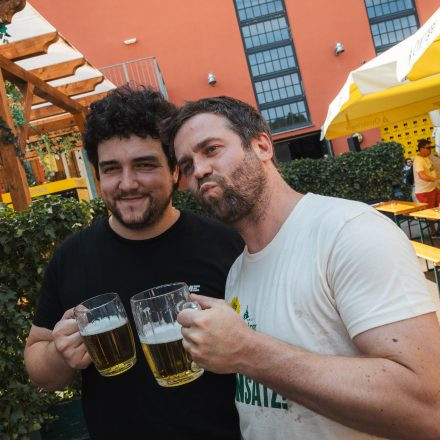 Weltrekordversuch - 600 Biere gleichzeitig einschenken