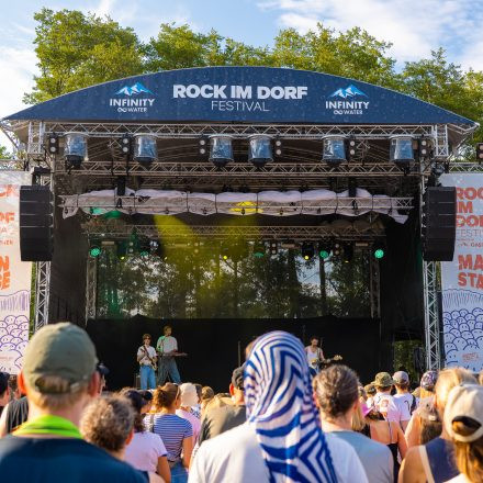 Rock im Dorf