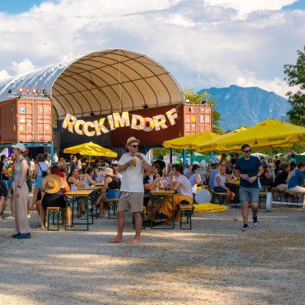 Rock im Dorf