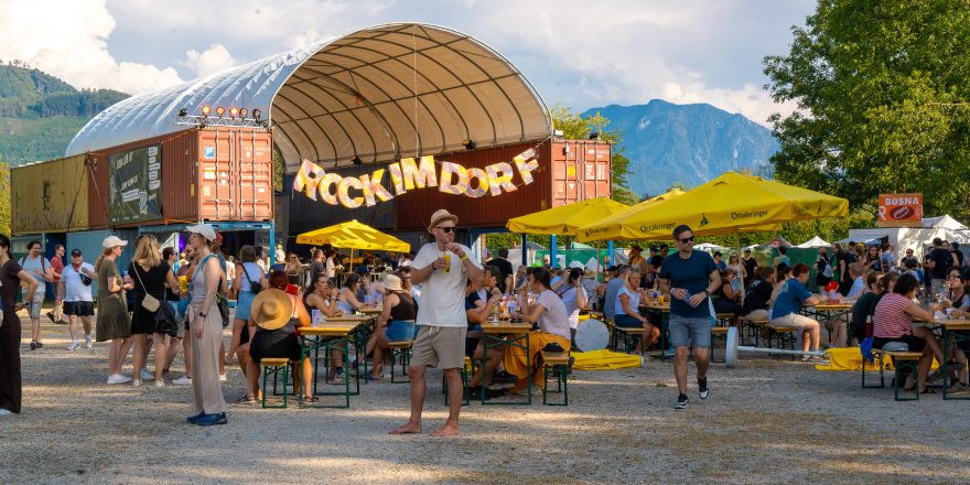 Rock im Dorf