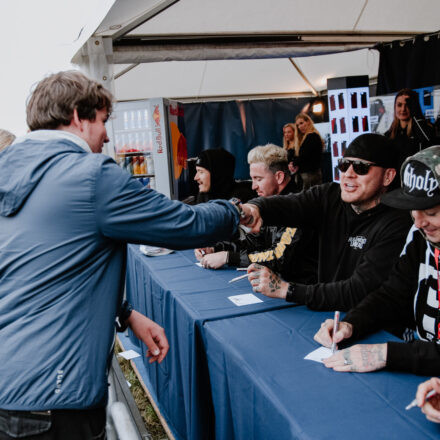 Nova Rock Festival 2018 - Day 1 - Autogrammzelt @ Pannonia Fields