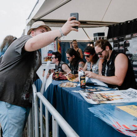 Nova Rock Festival 2018 – Day 3 – Autogrammzelt @ Pannonia Fields