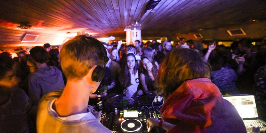 Houseboot w/ AlleFarben, FlicFlac, Julius Abel + Funktion One @ Boot Donau Wien